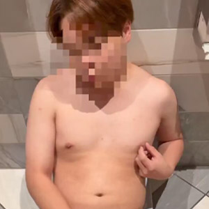 【初出演】ショッピングモールの多目的トイレで全裸…顔出しかなたデビュー!