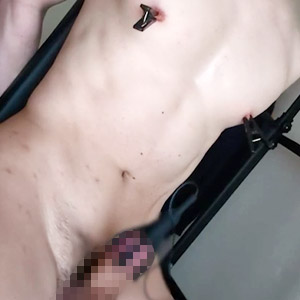 【初出演】両手を自ら封じ、亀頭攻めバイブを使ってノーハンド射精するＭ男登場！