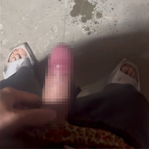 【放尿】亀頭丸出しのデカチンを晒して野外放尿で快感を得る正則