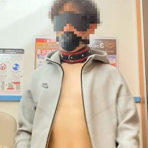 公衆トイレでマスクとペニスバンドを晒してオナニーする変態男子