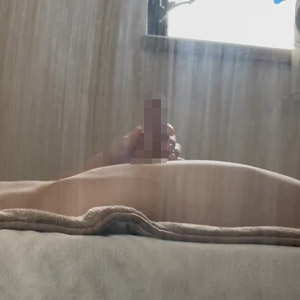 ベッドに仰向けになった直人は鏡越しに映る自分の全裸オナニー姿を見て興奮しながら竿を激しく擦る