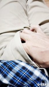 【初登場】ズボンのチャックを下ろして顕となった硬く反り立つデカチンを擦りまくってフィニッシュを迎える太志