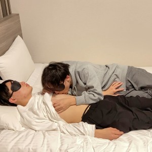 【ハメ撮り】後輩男の服を捲り上げて乳首をじっくり責めた後は見つめ合って濃厚なキスを交わす二人