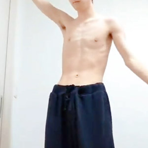 【初登場】初登場でいきなり顔出しのARATAが自宅で一枚ずつ服を脱いで全裸姿を披露！