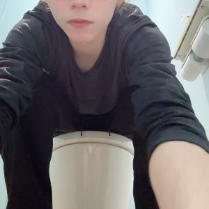 【顔出し】ジャニ系のルックスが人気な奏斗が公衆トイレで少しずつ服を脱ぎながら全裸オナニーで果てる