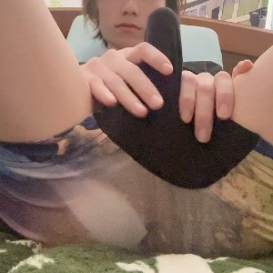 【顔出し】イケメン奏斗がベッドに仰向けになって反り勃つデカチンを扱きまくって果てるプライベートオナニー公開！